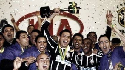Time do Corinthians levanta a taça da Copa da Brasil de 2009