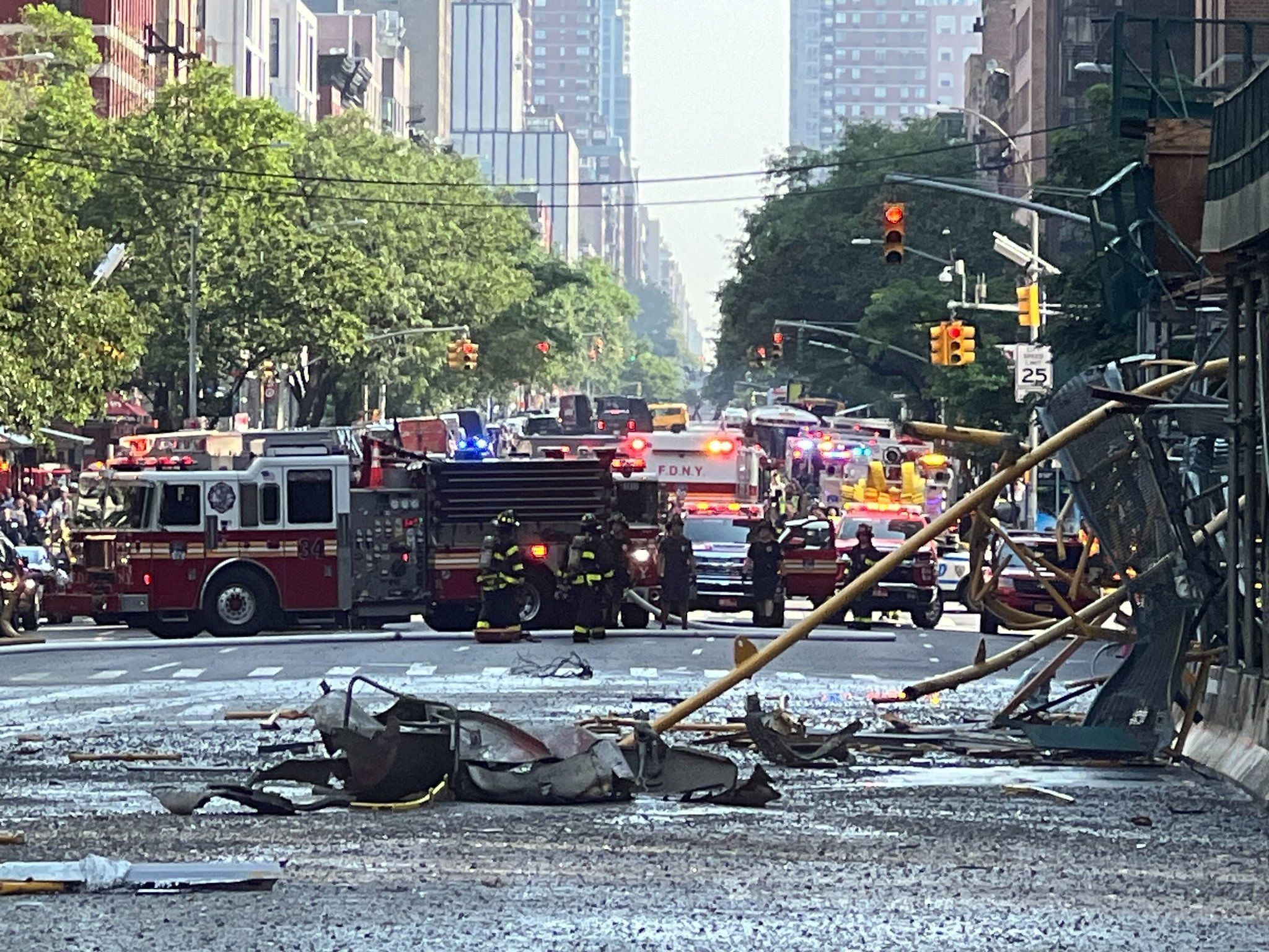O incidente ocorreu em um canteiro de obras vazio na 10th Avenue com a 41st Street, de acordo com os bombeiros./ CNN