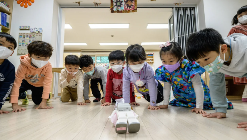 Crianças fotografadas em Seul, Coreia do Sul, em 23 de novembro de 2021. / Anthony Wallace/AFP/Getty Images