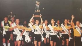 Equipe do Criciúma levanta a taça da Copa do Brasil de 1991