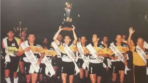 Equipe do Criciúma levanta a taça da Copa do Brasil de 1991