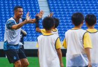 Cristiano Ronaldo joga futebol com crianças no Japão; veja