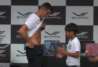 Sarado! Fã pede e Cristiano Ronaldo exibe “barriga tanquinho”, no Japão