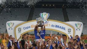 Time do Cruzeiro levanta a taça da Copa da Brasil de 2018