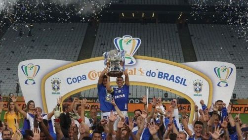 Time do Cruzeiro levanta a taça da Copa da Brasil de 2018