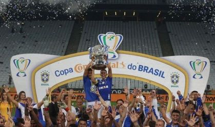 Time do Cruzeiro levanta a taça da Copa da Brasil de 2018