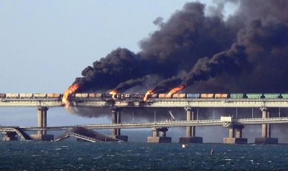 Defesa da Ucrânia alega que foi responsável por explosão em ponte que liga Rússia e Crimeia