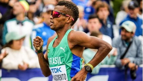 Daniel Nascimento aparece correndo uma maratona