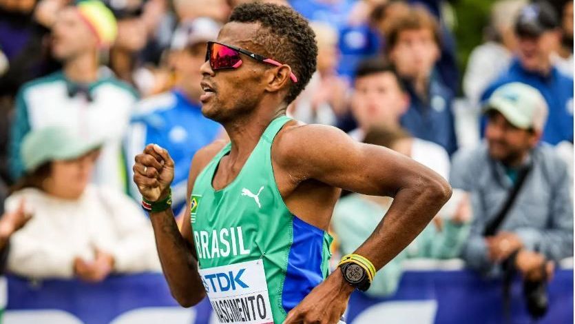 Daniel Nascimento aparece correndo uma maratona