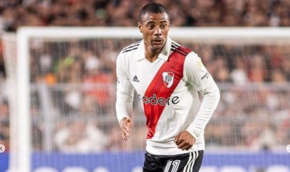 De la Cruz joga uma partida do campeonato argentino