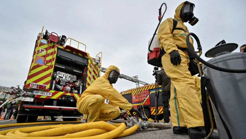 Equipes de resgate participam de um exercício antirradiação em 29 de junho, em caso de emergência no ZNPP. / Stringer/Reuters
