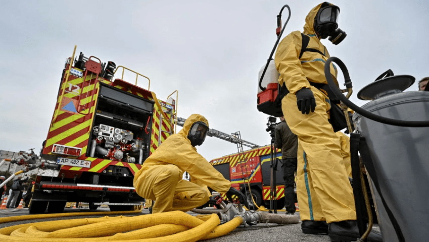 Equipes de resgate participam de um exercício antirradiação em 29 de junho, em caso de emergência no ZNPP. / Stringer/Reuters