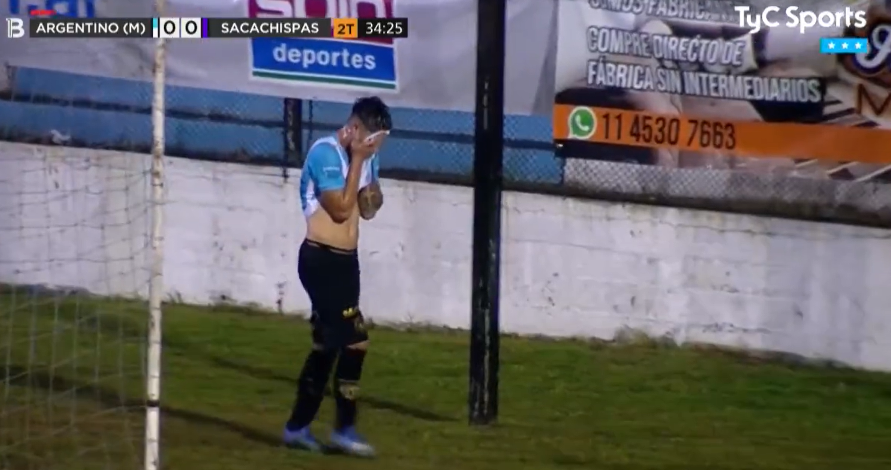 Jogador é expulso na Argentina depois de urinar em campo
