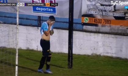 Expulso por fazer xixi! Na Argentina, jogador recebe cartão vermelho inusitado