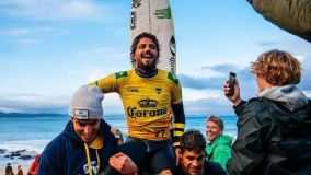Felipe Toledo comemora a vitória no WSL