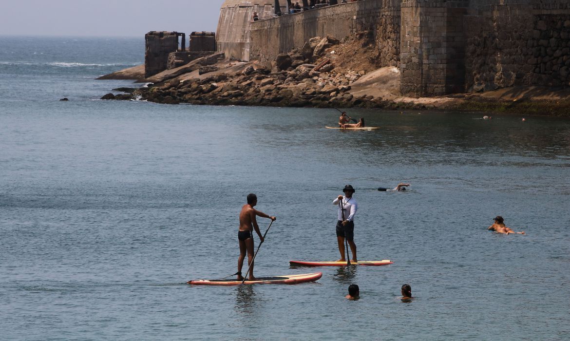 Banhistas aproveitam dia de calor no Rio de Janeiro