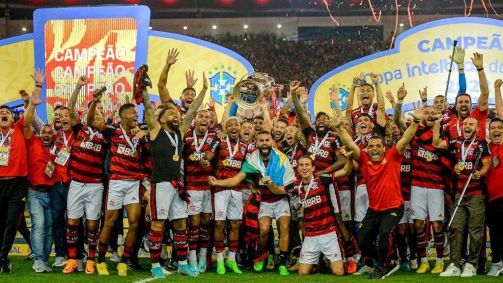 Time do Flamengo levanta a taça da Copa da Brasil de 2009