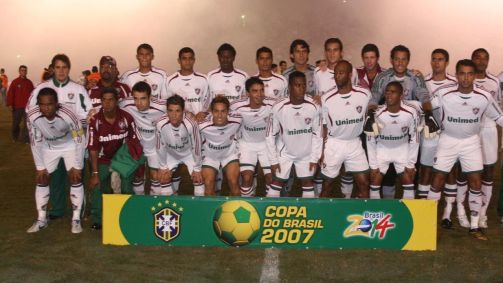 Time do Fluminense levanta a taça da Copa da Brasil de 2007