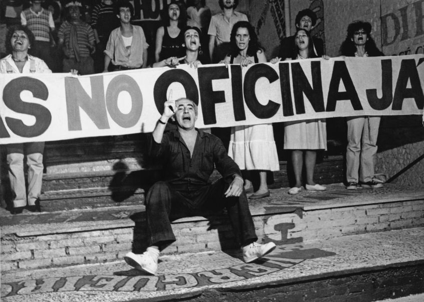 Retrato do ator e diretor José Celso Martinez Corrêa (c), mais conhecido como Zé Celso, durante peça teatral, em fevereiro de 1983. / ESTADÃO CONTEÚDO