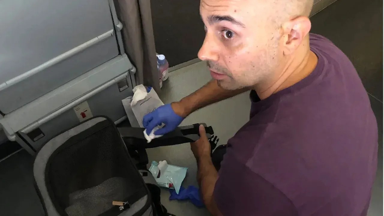 Habib Battah estava em um voo da Air France de Paris para Toronto quando notou que o carpete embaixo dele estava encharcado de sangue / Habib Battah