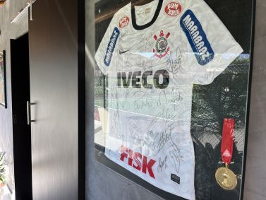 Camisa do Corinthians autografada pelo elenco