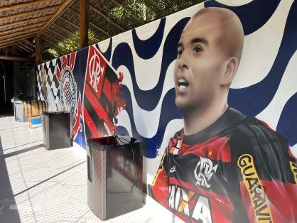 Grafite mostra Sheik com as camisas do Flamengo e do Corinthians