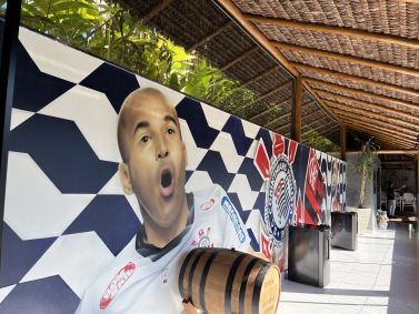 Grafite mostra Sheik com as camisas do Flamengo e do Corinthians