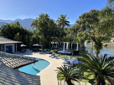 Área externa com piscina