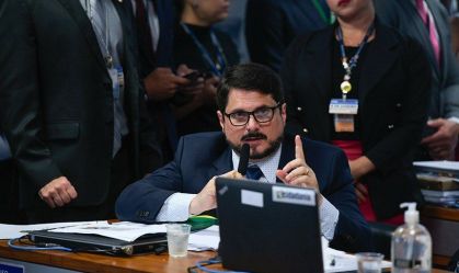 Moraes manda bloquear rede social e R$ 50 milhões do senador Marcos Do Val