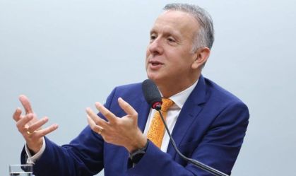 Relator tira saneamento, teles e aéreas dos regimes diferenciados de tributação