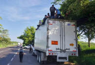 Vindos da América Central, 148 imigrantes são resgatados de caminhão abandonado no México