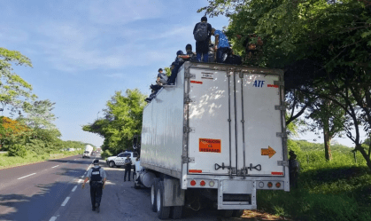 Vindos da América Central, 148 imigrantes são resgatados de caminhão abandonado no México