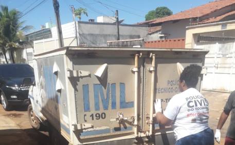 Carro do IML transporta corpo de Dad Charada após velório em TO