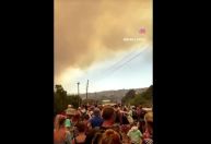 Incêndio fora do controle em ilha grega força centenas de pessoas a sair das praias