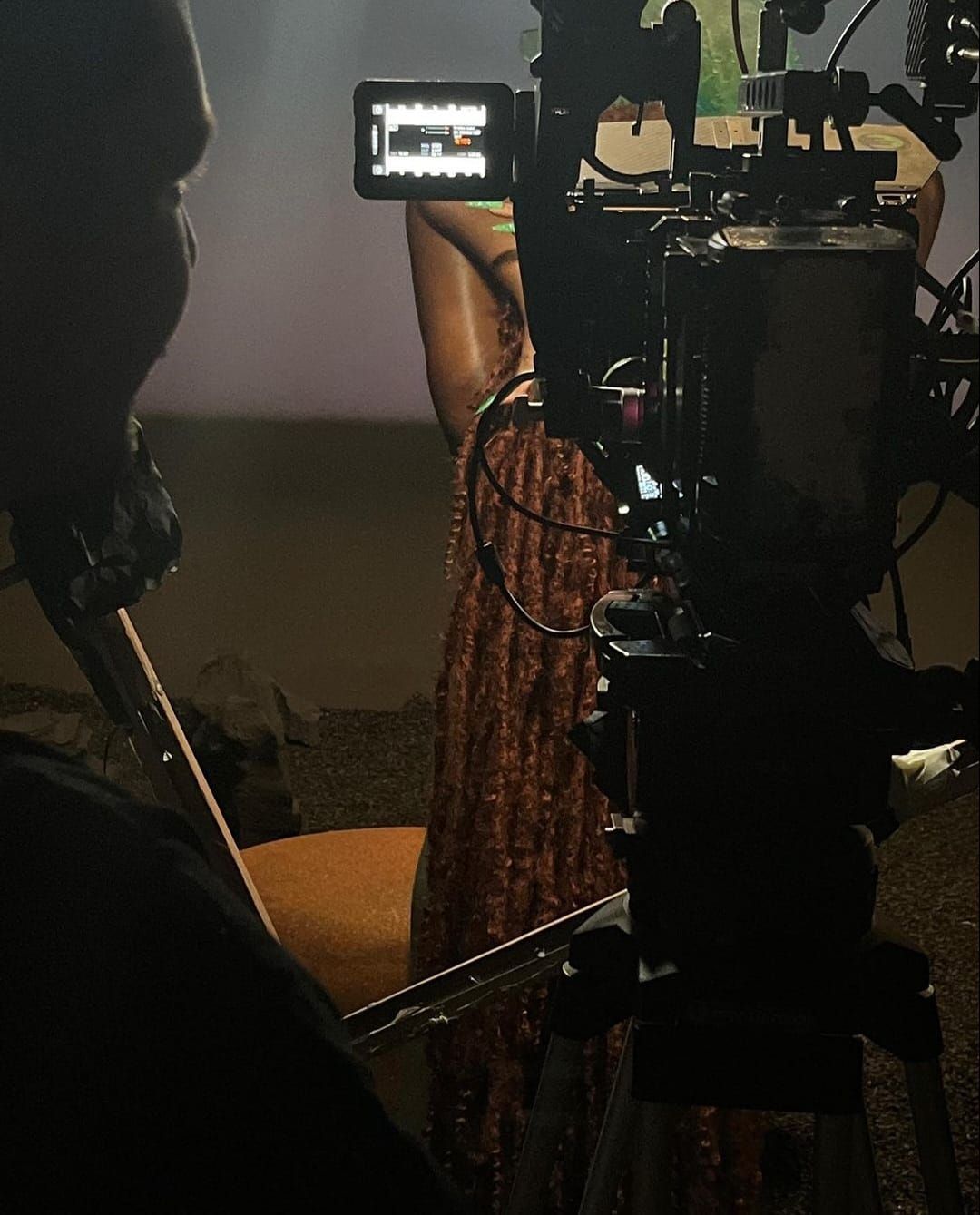 Fãs criam teorias após a cantora postar algumas fotos dos bastidores / Reprodução / Threads / Iza