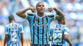 Jael comemora gol marcado com a camisa do Grêmio