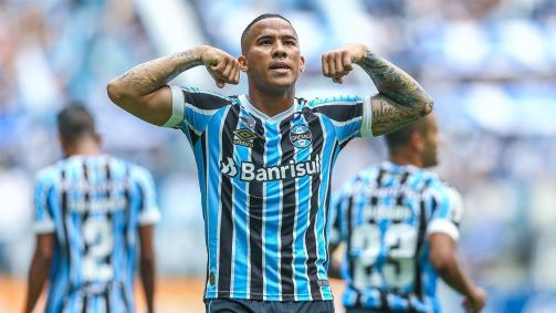 Jael comemora gol marcado com a camisa do Grêmio