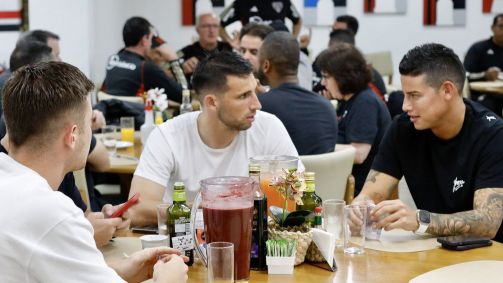 James Rodríguez com Calleri e Galoppo