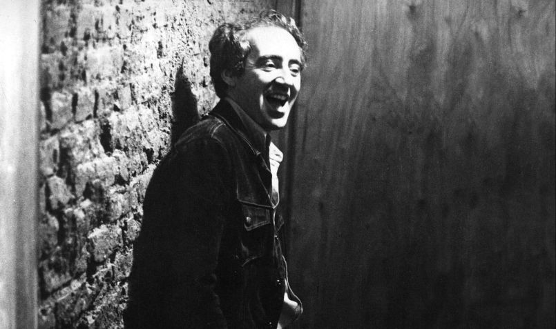 O diretor de teatro José Celso Martinez Correia, ou Zé Celso, sorri em teatro da capital paulista. / ESTADÃO CONTEÚDO
