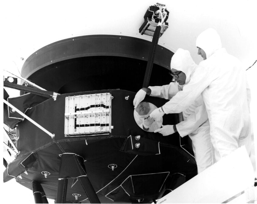 Engenheiros protegendo a cobertura do Voyager 1 Golden Record em 1977. / NASA/JPL-Caltech