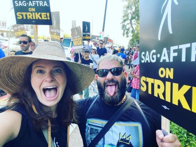 A atriz Katie Lowes também aderiu à greve dos atores de Hollywood e diz ter recebido nada substancial da Disney pelos acordos de streaming da série Scandal com a Netflix e Hulu. Na foto, ela posa com o ator Guillermo Díaz / Instagram/@ktqlowes/Reprodução