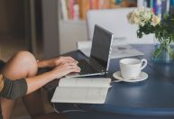 Pessoas que utilizam ChatGPT no trabalho escrevem melhor, diz estudo do MIT