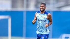 Léo Moura treinando no CT do Grêmio em 2017