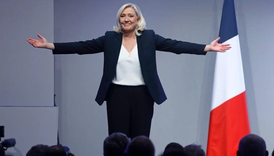 Marine Le Pen, líder do partido de extrema-direita francês Rassemblement National (Comício Nacional), começou a usar uma linguagem mais moderada ultimamente./ Chesnot/Getty Images Europe/Getty Images