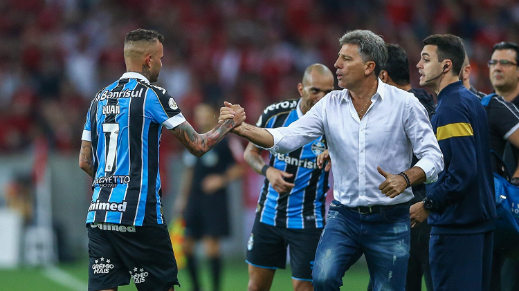 Renato Gaúcho e Luan se cumprimentam enquanto ainda trabalhavam juntos no Grêmio