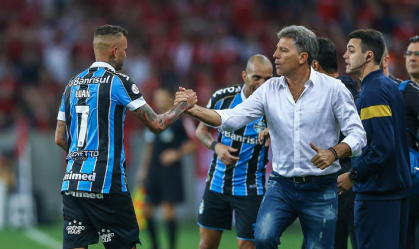 Renato Gaúcho e Luan se cumprimentam enquanto ainda trabalhavam juntos no Grêmio