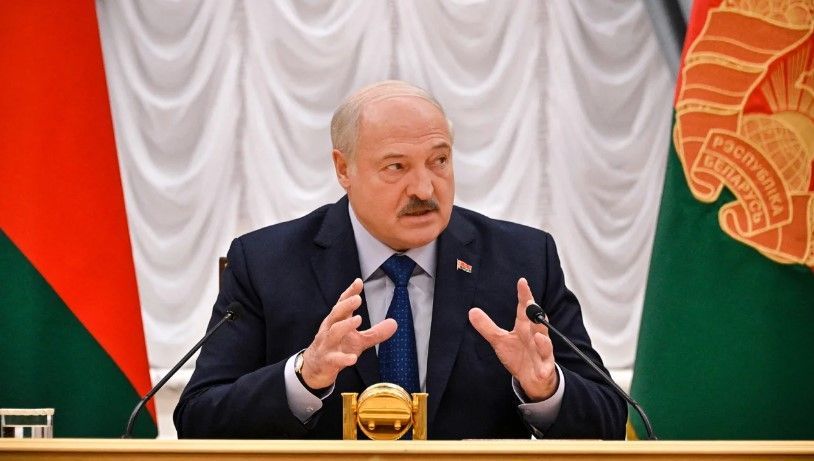 O presidente de Belarus, Alexander Lukashenko, fala com a mídia estrangeira em sua residência, o Palácio da Independência, na capital Minsk, em 6 de julho de 2023. / Alexander Nemenov/AFP/Getty Images