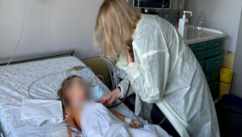 Mãe do menino cujo coração foi doado fica ao lado da menina de 6 anos que o recebeu. / Centro de Coordenação de Transplantes da Ucrânia