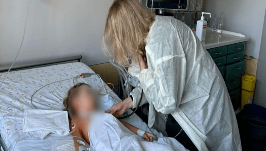 Mãe do menino cujo coração foi doado fica ao lado da menina de 6 anos que o recebeu. / Centro de Coordenação de Transplantes da Ucrânia