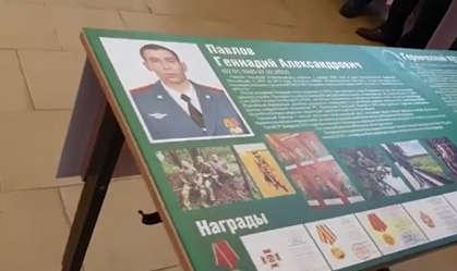 Soldados mortos na guerra estampam mesas em escolas para inspirar crianças russas